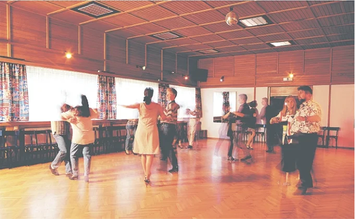 Paare beim Tanzen in unserer Tanzschule