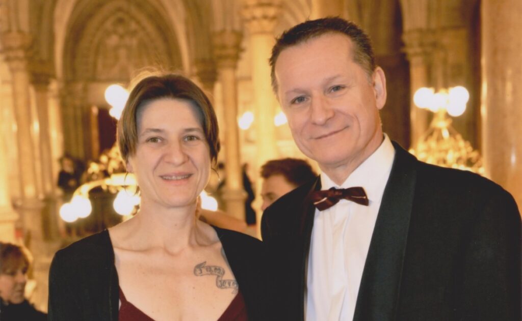 Die Inhaber der Tanzschule Kreuzenstein in einem festlichen Tanzsaal